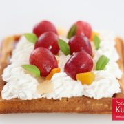 Gofry z bitą śmietaną i owocami