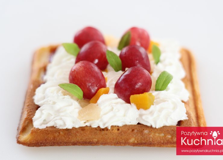 Gofry z bitą śmietaną i owocami