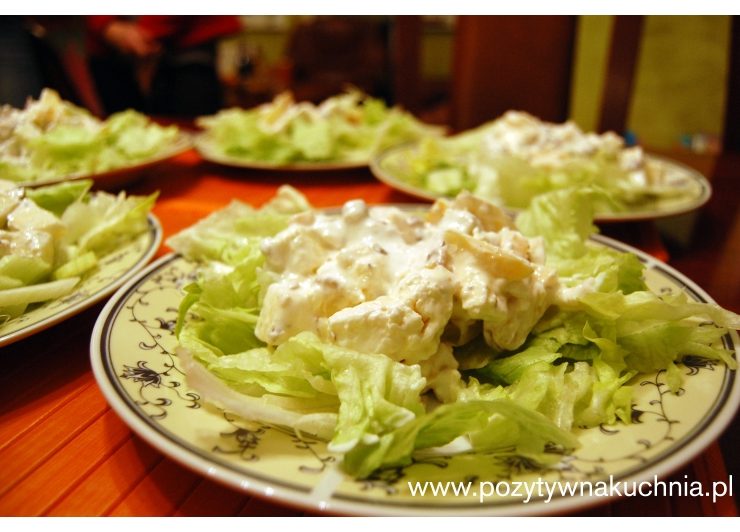 Sałatka orzechowo-serowa z selerem naciowym