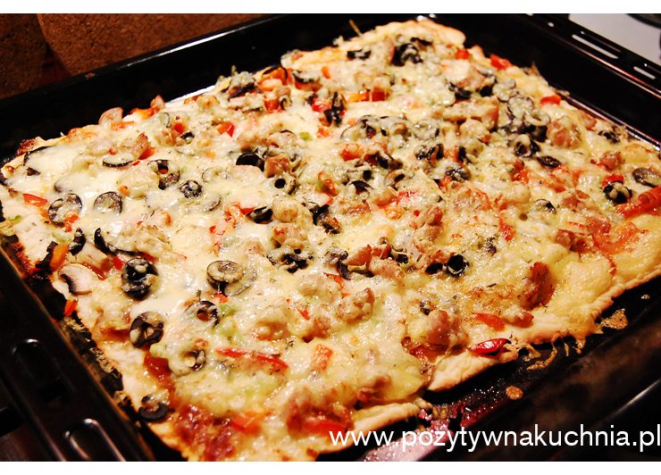 Pizza z kurczakiem i oliwkami