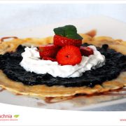 Naleśniki z dżemem, bitą śmietaną i truskawkami