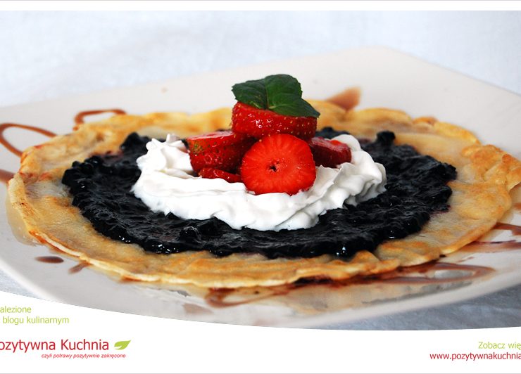 Naleśniki z dżemem, bitą śmietaną i truskawkami