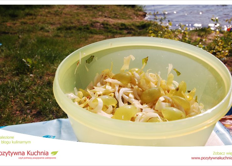 Sałatka z cykorii z jabłkiem i winogronami