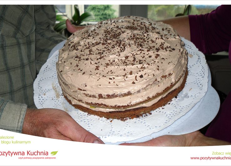 Tort kakaowy z brzoskwiniami