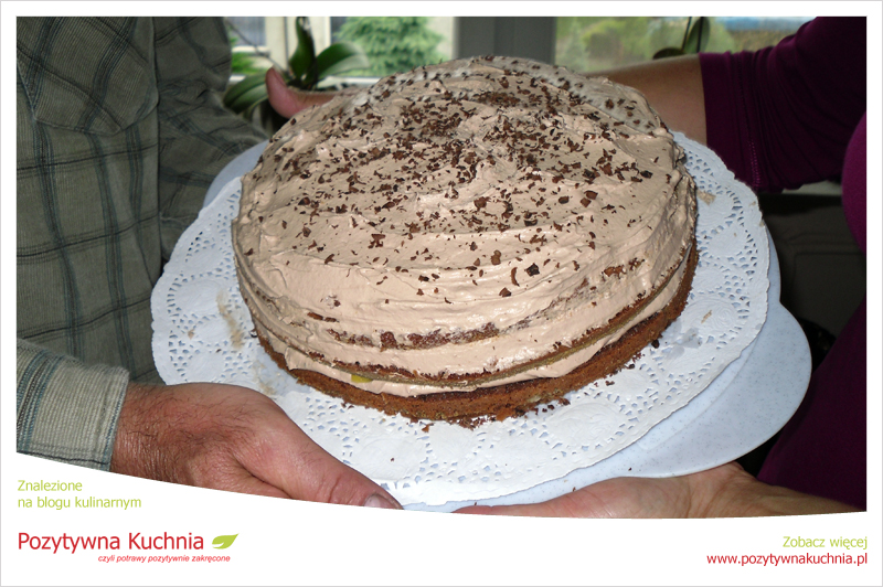Tort kakaowy z brzoskwiniami