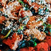 Wieprzowina ze szpinakiem i sezamem