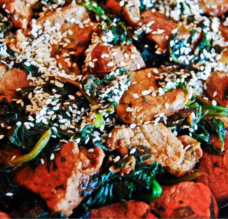 Wieprzowina ze szpinakiem i sezamem