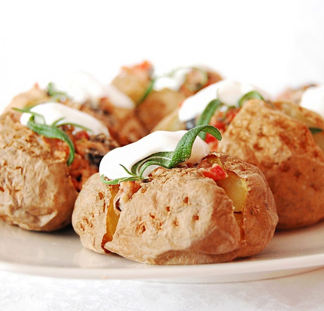 Pieczone ziemniaki z fasolką i oliwkami