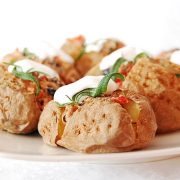 Pieczone ziemniaki z fasolką i oliwkami