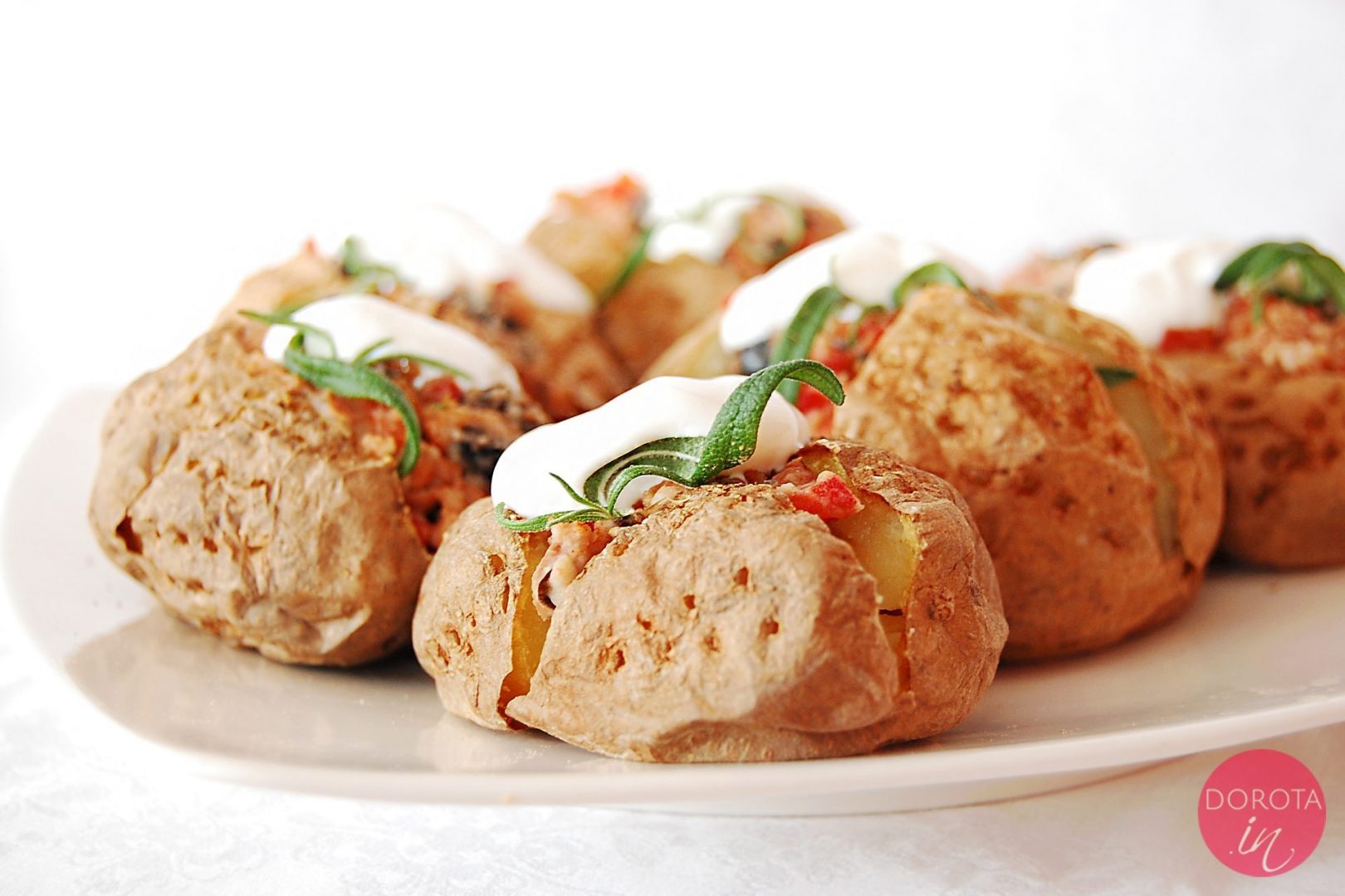 Pieczone ziemniaki z fasolką i oliwkami