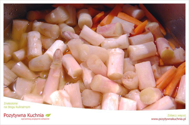 Blanszowanie szparagów i marchewki