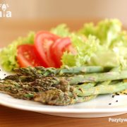 Grillowane szparagi w sosie klonowo-musztardowym