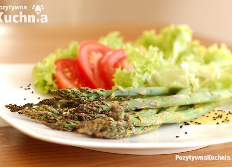 Grillowane szparagi w sosie klonowo-musztardowym