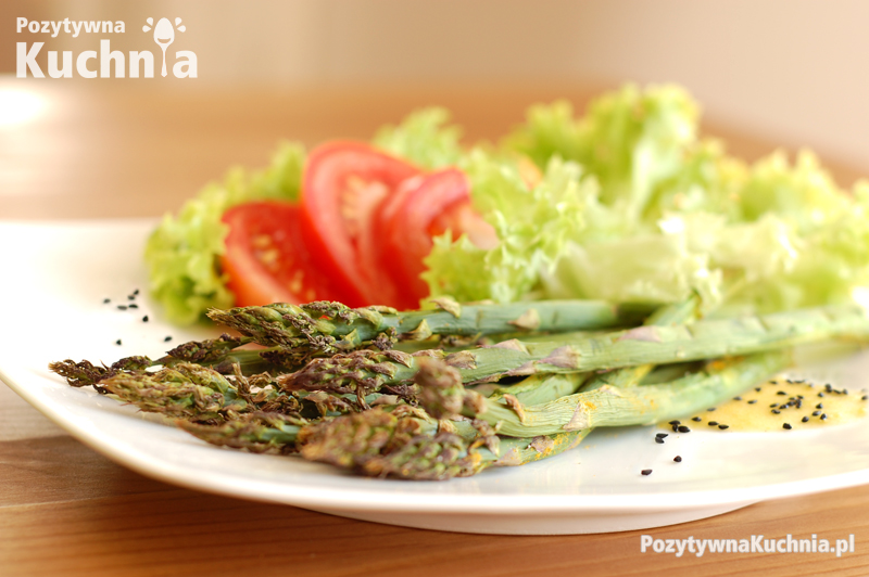 Grillowane szparagi w sosie klonowo-musztardowym