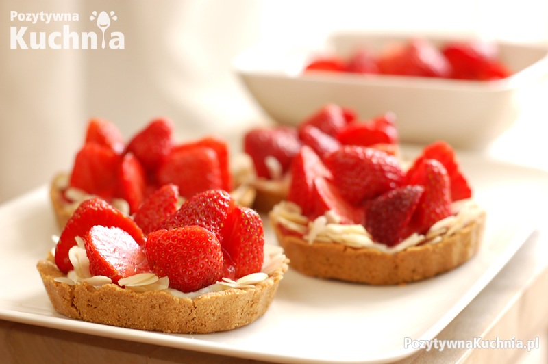 Tarteletki truskawkowo-cytrynowe z migdałami