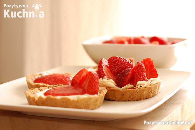 Układanie truskawek na tarteletkach