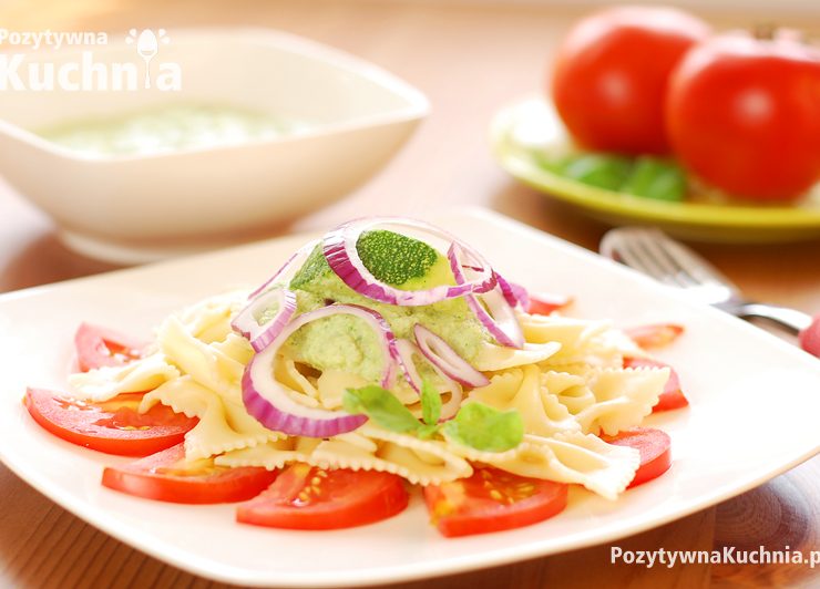 Makaron farfalle z sosem śmietankowo-cukiniowym