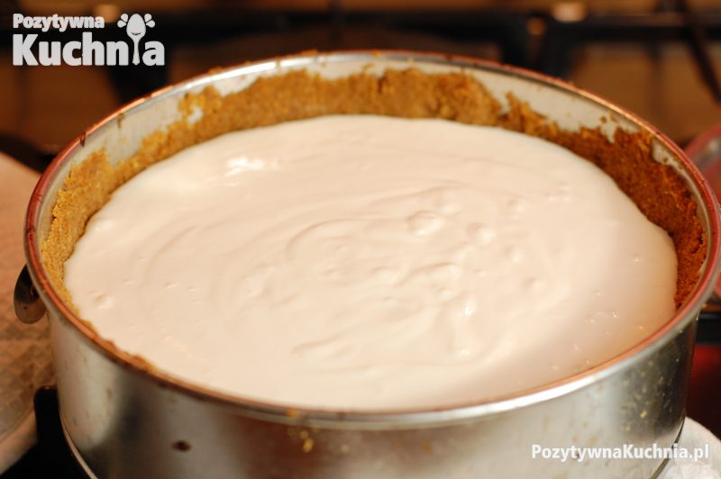 Masa śmietankowa wylana na sernik nowojorski
