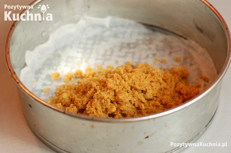 Wykładanie spodu na tortownicy