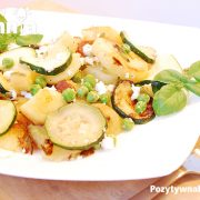 Smażone ziemniaki z cukinią i groszkiem