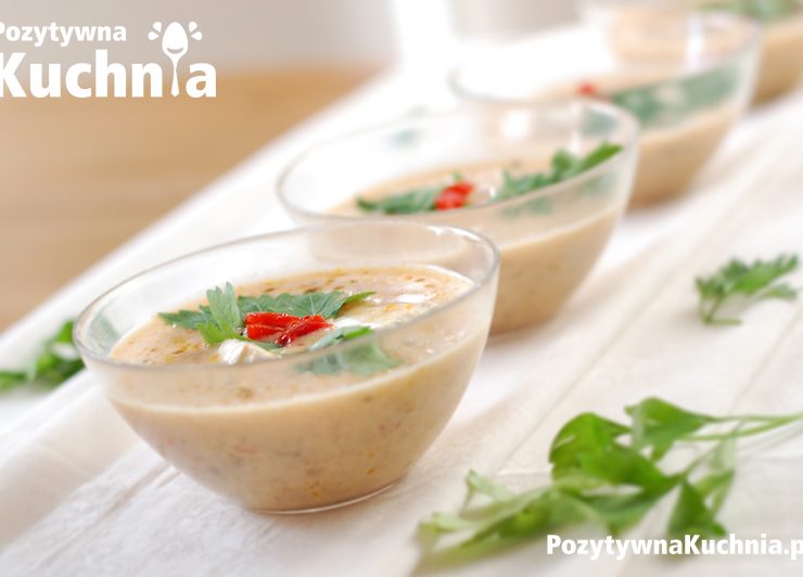 Zupa z gołąbków winnych z jajkiem i serkiem pleśniowym