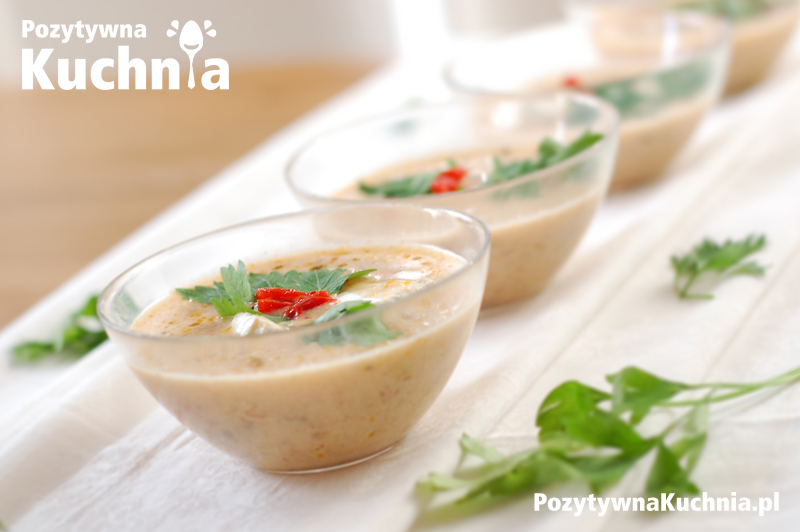 Zupa z gołąbków winnych z jajkiem i serkiem pleśniowym