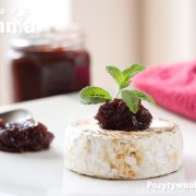 Grillowany ser pleśniowy camembert z konfiturą z czerwonej borówki