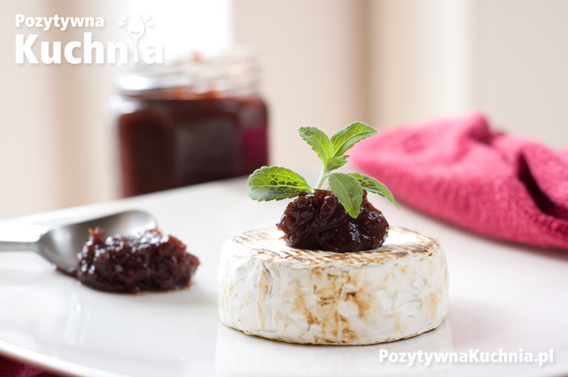 Grillowany ser pleśniowy camembert z konfiturą z czerwonej borówki