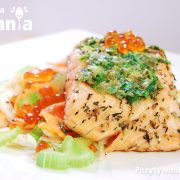 Pieczony łosoś na sałatce z selera naciowego i kopru włoskiego