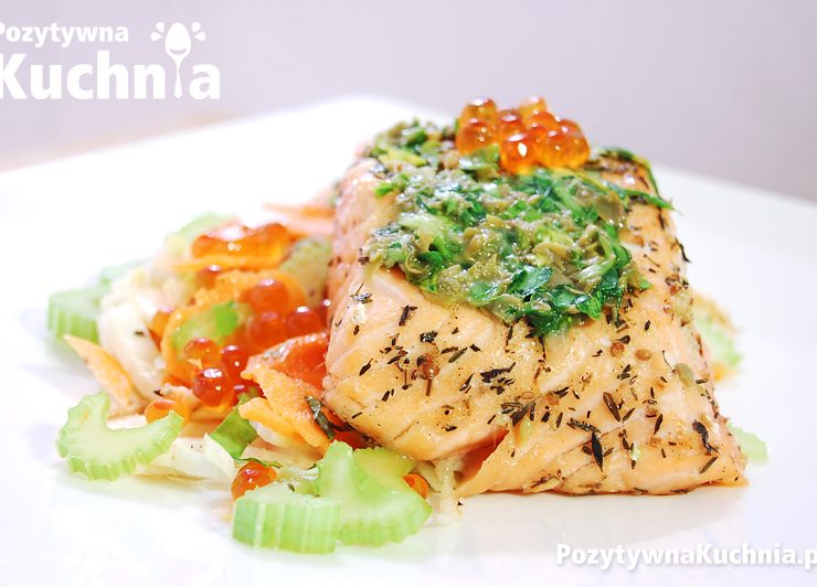 Pieczony łosoś na sałatce z selera naciowego i kopru włoskiego
