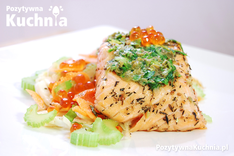 Pieczony łosoś na sałatce z selera naciowego i kopru włoskiego