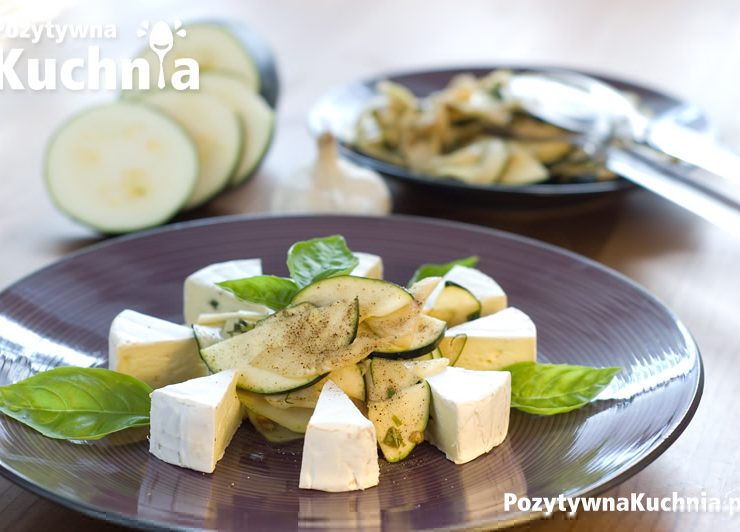 Sałatka z cukinii i kalarepy z serem pleśniowym President