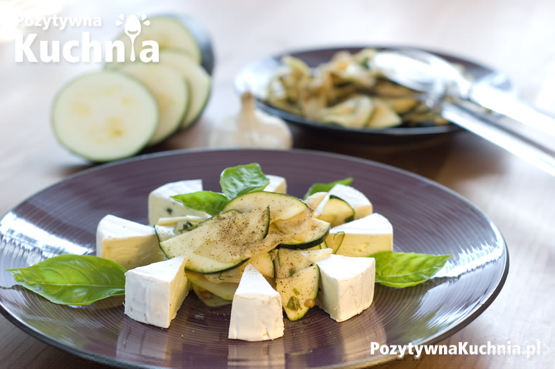 Sałatka z cukinii i kalarepy z serem pleśniowym President