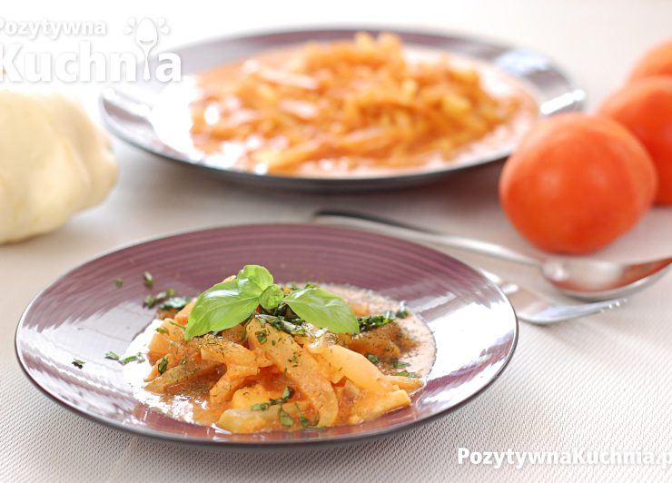 Duszony patison w sosie pomidorowo-śmietankowym