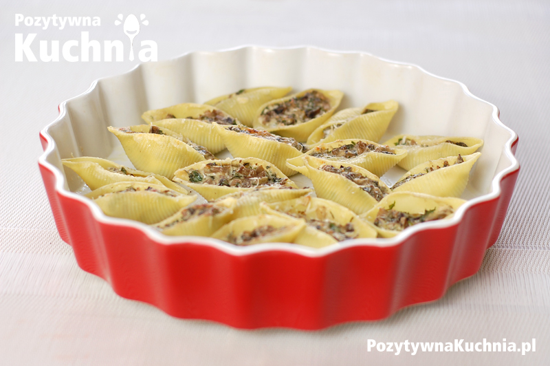 Makaron muszle z farszem pieczarkowym