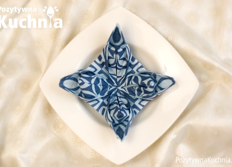 Serwetka złożona w gwiazdę betlejemską