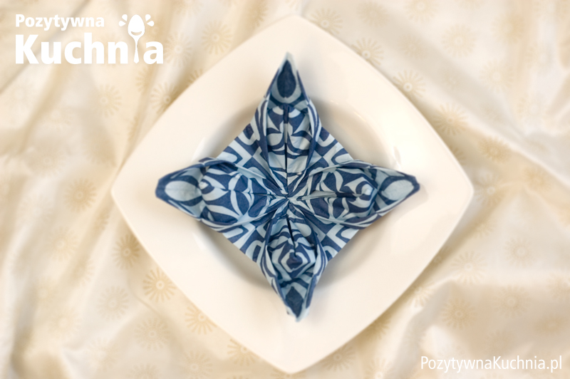 Serwetka złożona w gwiazdę betlejemską