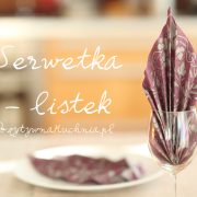 Serwetka złożona w kształt listka
