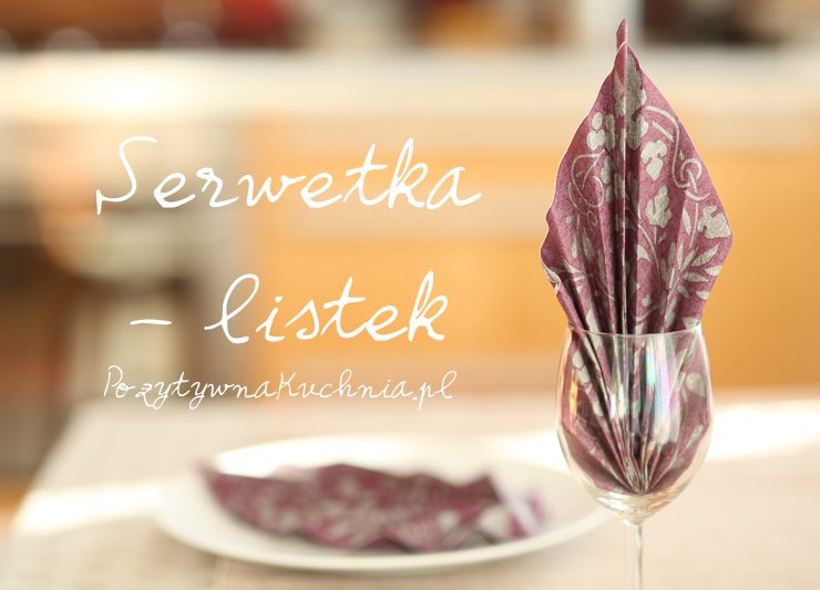 Serwetka złożona w kształt listka