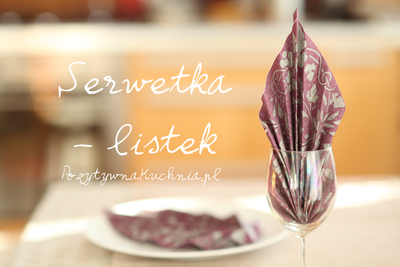 Serwetka złożona w kształt listka