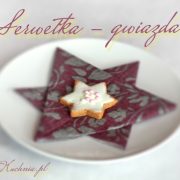 Serwetka złożona w kształt gwiazdy