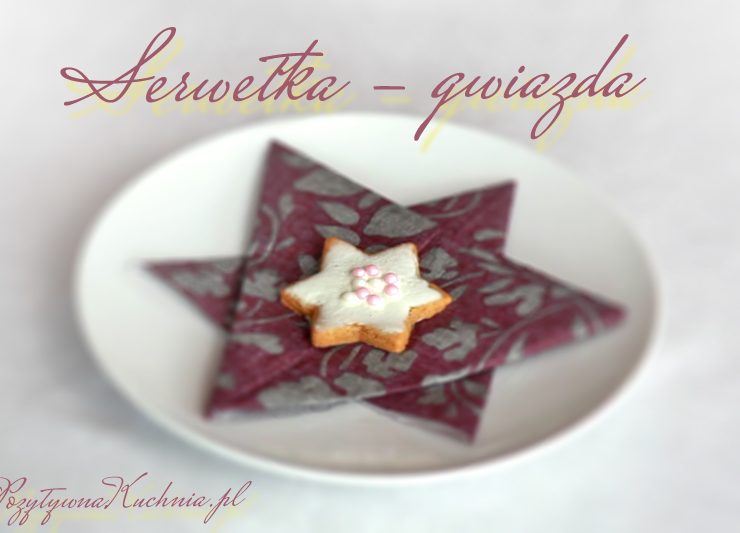 Serwetka złożona w kształt gwiazdy