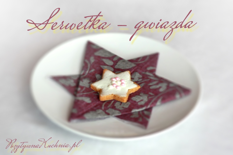 Serwetka złożona w kształt gwiazdy