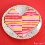 Serwetka złożona w serce