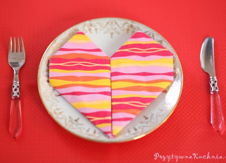 Serwetka złożona w serce