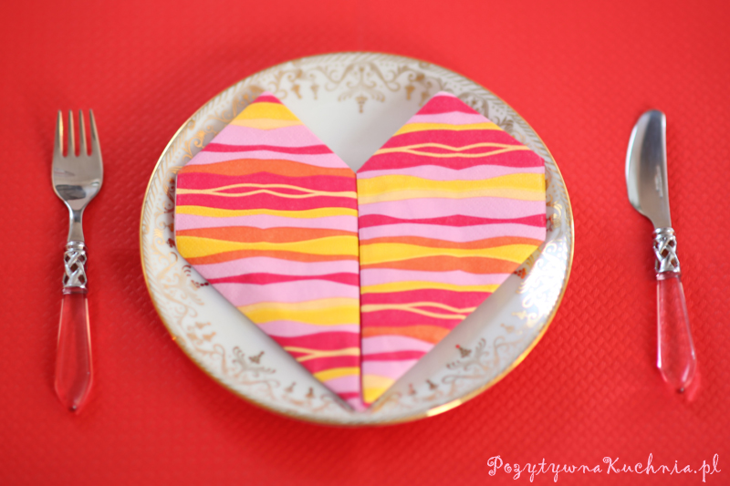 Serwetka złożona w serce