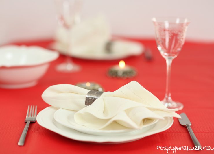 Kolacja w Walentynki | komplet talerzy, kieliszki, świeczniki, pierścienie na serwetki - Almi Decor