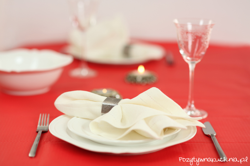 Kolacja w Walentynki | komplet talerzy, kieliszki, świeczniki, pierścienie na serwetki - Almi Decor