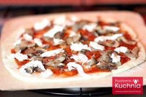 Pizza na drewnianej łopatce do nakładania