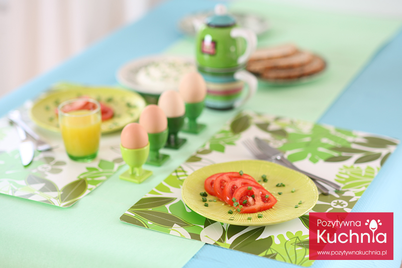 Stół wiosenny śniadaniowy